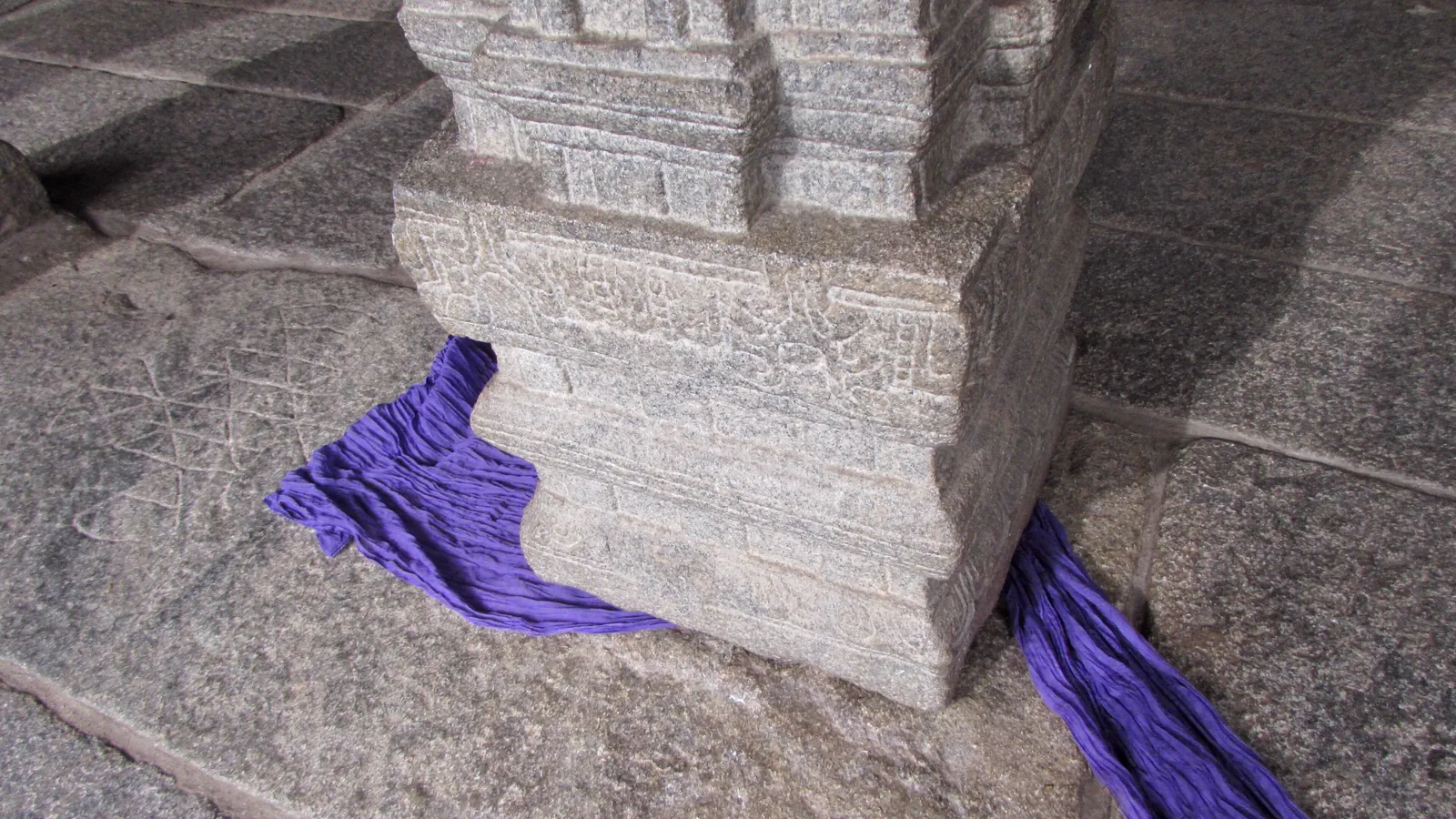 A cloth passed beneath the famous hanging pillar of the Veerabhadra Temple at Lepakshi, which does not rest fully on the floor