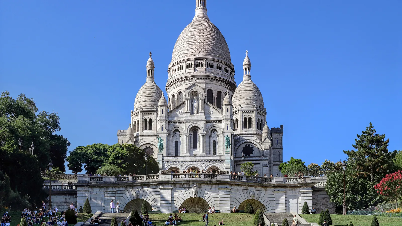 The white domes of the Sacrรฉ-Cลur Basilica on the hill of Montmartre