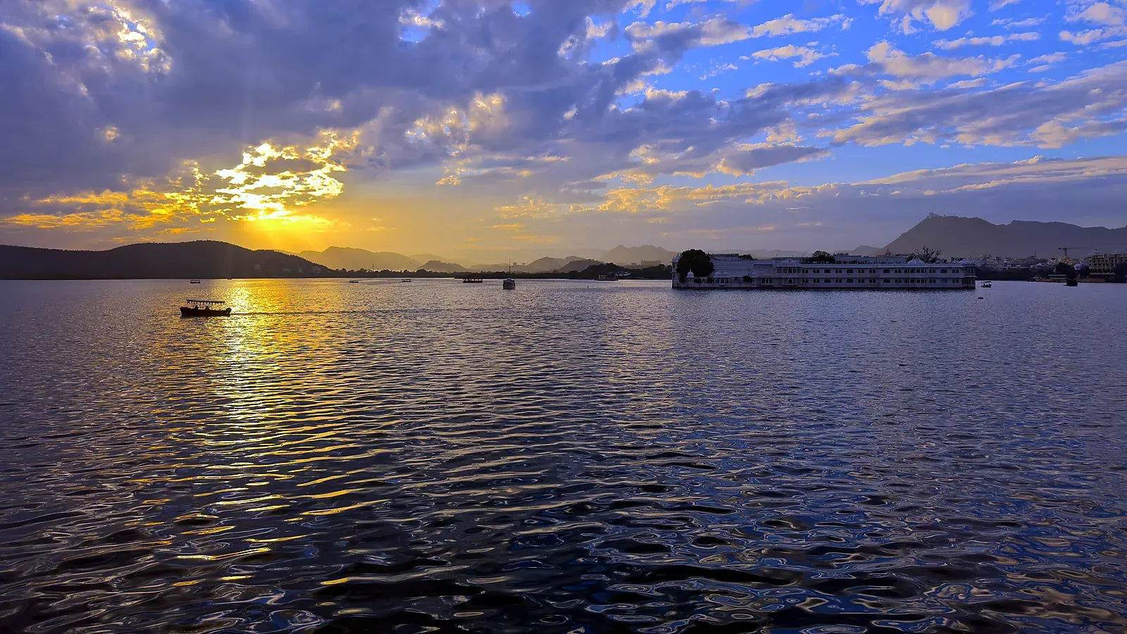 Sunset over Lake Pichola, the moment that makes Udaipur the most romantic city in India